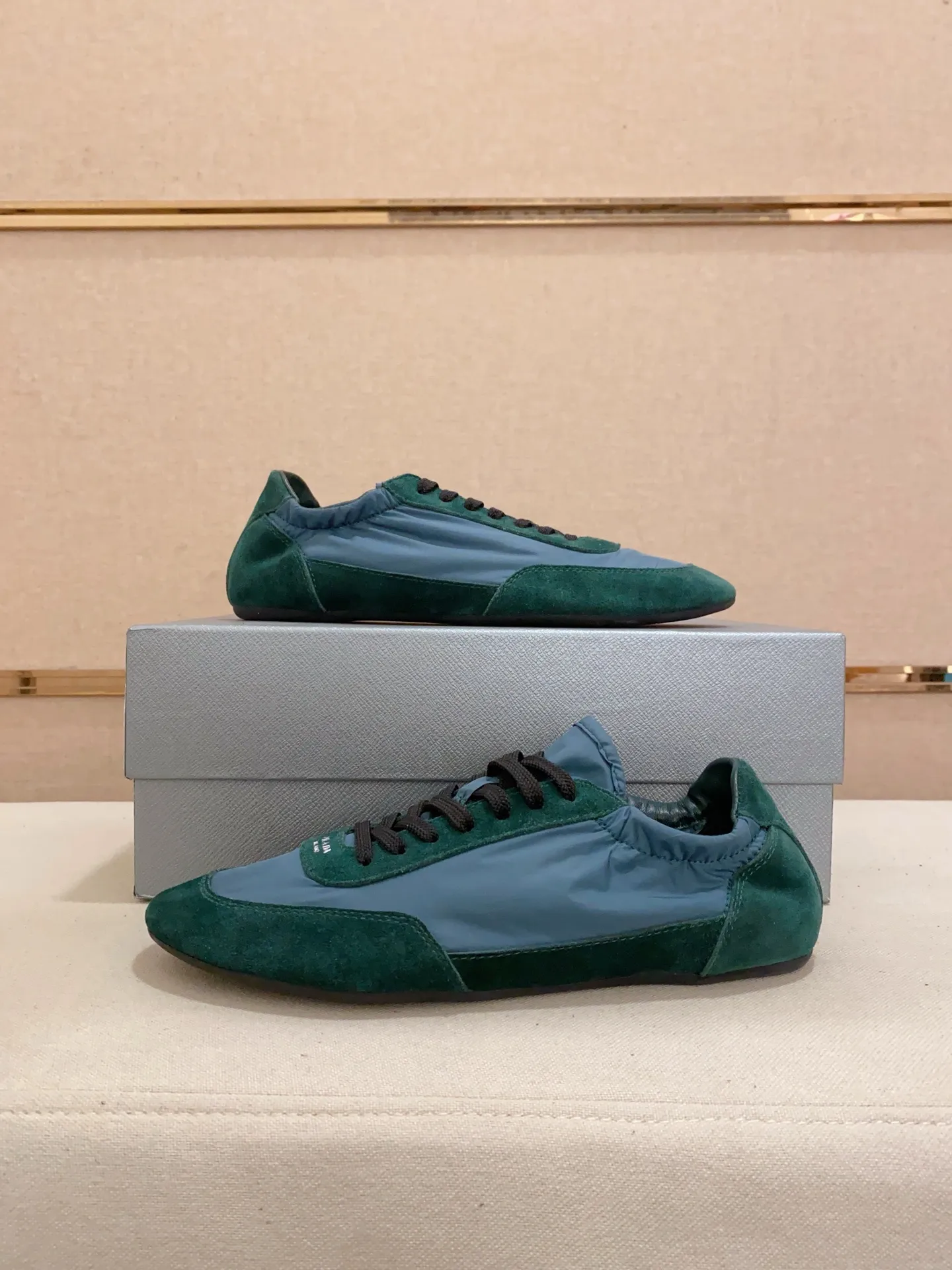 Men's shoes 💰 500💰 ✔️✔️✔️High version High-quality new PRADA counters are launched simultaneously. The new men's shoes and 😘fabrics are selected from first-layer cow suede and waterproof fabrics, and are made by pure handicrafts. Lining: Full sheepskin lining. 👍🏿 High-end ☄️ air-cushion molded anti-slip rubber outsole, exquisite lines, simple and elegant, comfortable and high-end for leisure travel. Number of yards: 38 to 44. Can be customized45